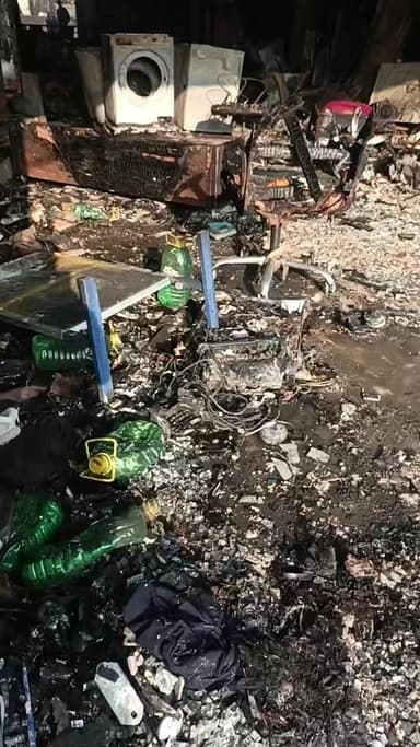 Live पुंडरी के पाई रोड पर शोरूम में लगी आग करोड़ों का नुकसान