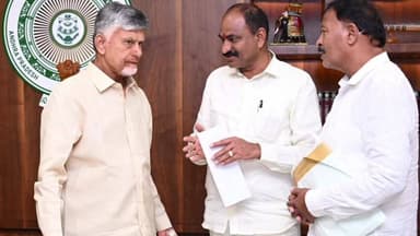 మంత్రాలయం: మంత్రాలయం : టిడిపి జిల్లా మాజీ అధ్యక్షుడు తిక్కారెడ్డి, టిడిపి సీనియర్ నాయకుడు తో కలిసి సీఎం చంద్రబాబును కలిశారు..