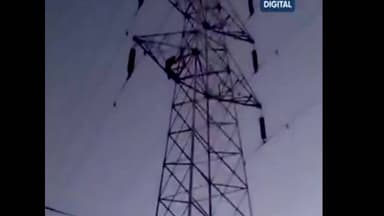 पत्नी की विदाई ना करने पर शख्स चढ़ा 33000 हाई पावर वोल्टेज के टावर पर।