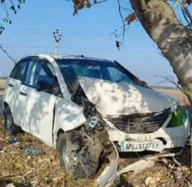 ఉరవకొండ: రాగులపాడు వద్ద రోడ్డు ప్రమాదం, కారు అదుపుతప్పి రోడ్డు పక్కన ఉన్న చెట్టుకు ఢీ, వైసీపీ నాయకుడు మృతి