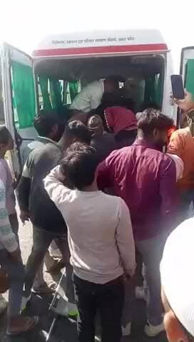 बेहट: खुशहालपुर रोड पर रेहड़ा अनियंत्रित होकर डंपर से टकराया, एक युवक घायल हुआ