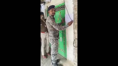 मदनपुर: विशेष न्यायालय का सख्त रुख: भुईयां बिगहा एवं पिर बिगहा में अभियुक्त के घर चस्पा हुआ इश्तिहार, शीघ्र आत्मसमर्पण का आदेश