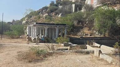 రాయదుర్గం: పట్టణంలోని కొండపై చిరుత మృతి పై ఘటన స్థలానికి చేరుకుని విచారణ చేపట్టిన డిఎఫ్ఓ చక్రపాణి