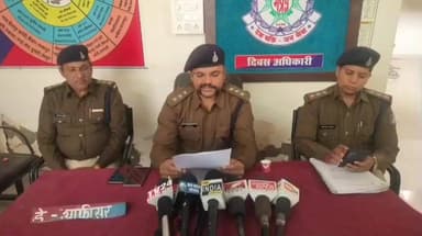 तेंदूखेड़ा: शराब से भरी पिकअप वाहन के साथ दो आरोपी गिरफ्तार, एक फरार, ₹65 हजार की शराब ज़ब्त