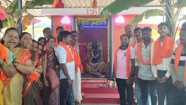 ದಾಂಡೇಲಿ: ಬರ್ಚಿ ರಸ್ತೆಯ ಹತ್ತಿರ ಅಂಬೇವಾಡಿಯ ಶ್ರೀ ಆಂಜನೇಯ ದೇವಸ್ಥಾನದಲ್ಲಿ ಶ್ರದ್ಧಾಭಕ್ತಿಯಿಂದ ನಡೆದ ಮೂರ್ತಿ ಪ್ರತಿಷ್ಠಾಪನೆ