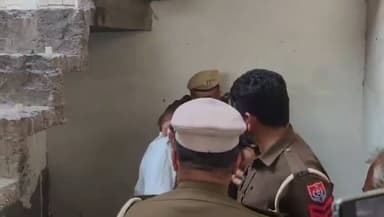 ਜਲਾਲਾਬਾਦ: ਪਿੰਡ ਮਹਾਲਮ ਵਿਖੇ ਰੇਡ ਕਰਨ ਗਈ ਪੁਲਿਸ ਨਾਲ ਉਲਝਿਆ ਵਿਅਕਤੀ, ਪੁਲਿਸ ਨੇ ਹਿਰਾਸਤ ਵਿੱਚ ਲਿਆ