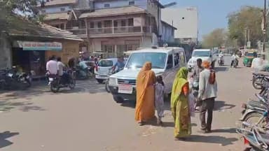 રાણપુર: રાણપુરમાં પોલીસ સ્ટેશન થી તાલુકા પંચાયત સુધી રોડ ઉપર ટ્રાફિકની સમસ્યાને લઈને મામલતદારની ટીમ દ્વારા કડક કાર્યવાહી