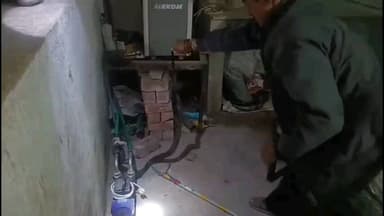 बड़वाह: बड़वाह: महेश्वर रोड स्थित नारायण दूध डेयरी में निकले काले कोबरा नाग का रेस्क्यू किया गया