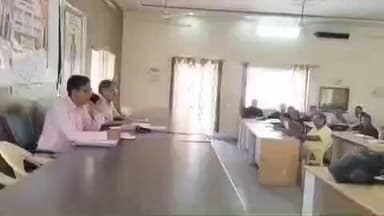 मारवाड़ जंक्शन: पंचायत समिति सभागार पर स्वच्छता सर्वेक्षण को लेकर विकास अधिकारी ने ग्राम विकास अधिकारियों की ली आवश्यक बैठक