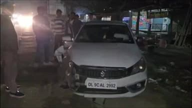 खुर्जा: तेज रफ्तार कार डिवाइडर से टकराई, चार लोग घायल, एक की हालत नाजुक