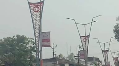 પેટલાદ: ભાજપ શાસિત પેટલાદ નગરપાલિકાની વધુ એક કામગીરી ચર્ચામાં,સુપરમાર્કેટ સામે ચાલુ લાઈટ પાસે માત્ર નવી ડિઝાઇનના પોલ ઉભા કરાયા