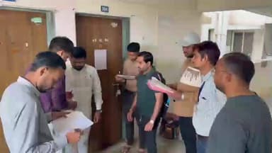 ભાવનગર: મહાનગર પાલિકા દ્વારા તરસમિયા આવસ યોજનાના મકાનો ખાતે ચેકીંગ હાથ ધરી સીલ.કરાયા