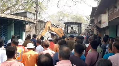 শান্তিপুর: ফুলিয়া স্টেশন এলাকায় রেলের অধিকৃত জায়গায় বেআইনি ভাবে দখল করে রাখা বেশ কয়েকটি দোকান ভেঙে দিলো রেল কতৃপক্ষ