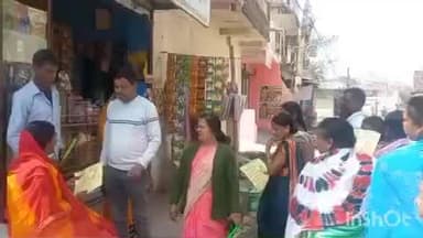 लातेहार: नगर पंचायत क्षेत्र के वार्ड आठ में पार्षद पद के प्रत्याशी राजू प्रसाद ने किया घर-घर जाकर जनसंपर्क