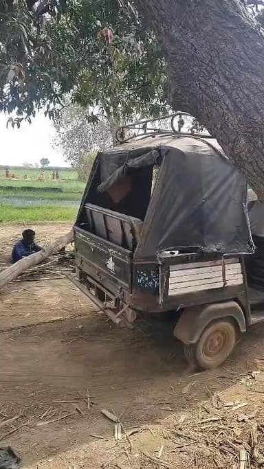 गया के मंझौलिया टू गांव में टेम्पू और बाइक से जुगाड़ कर ईख का रस निकालने की मजबूरी: सरकारी कृषि नीतियों पर सवाल
#bihar ...