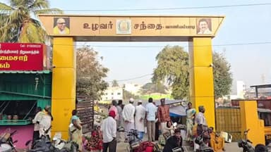 வாணியம்பாடி: உழவர்சந்தை பாதையை தினசரி காய்கறி வியாபாரிகள் ஆக்கிரமித்து கடைகள் அமைத்துள்ளதை கண்டித்து உழவர் சந்தை விவசாயிகள் சாலைமறியல்