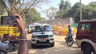 வாணியம்பாடி: அம்பூர்பேட்டையில் விற்பனைக்காக கொண்டுவரப்பட்ட 1கோடி மதிப்பிலான 38.50 கிலோ வெள்ளி பொருட்களை அட்டைகத்தி காட்டி மிரட்டி கொள்ளையடித்த 4பேர் கைது