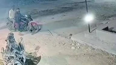 रीगा: रीगा मील चौक पर हेलमेट की चोरी, चोर का सीसीटीवी वीडियो वायरल