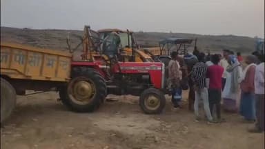 चकिया: बेलावार में बिना सूचना खुदाई से हुआ बवाल, मुआवजे की मांग को लेकर किसानों ने किया विरोध