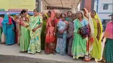 बिहार: अस्थावां: शेरपुर गांव की दर्जनों महिलाएं एसपी से मिलने समाहरणालय पहुंचीं