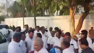 கோபிசெட்டிபாளையம்: வாய்க்கால் ரோடு பகுதியில் தமிழக வெற்றி கழகத்தின் சின்னமான விசில் சின்னத்தை பொதுமக்கள் மத்தியில் அறிமுகப்படுத்தும் நிகழ்ச்சியில் செங்கோட்டையன் கலந்து