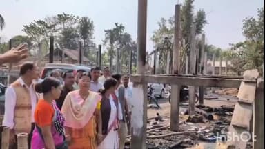 ধেমাজি: নাহৰবাৰীত যোৱা কালি আকস্মিক ভাবে চাৰিটা পৰিয়ালৰ ঘৰ জুইত ভস্মিভূত হয়, পিছত MAC আৰু বিজেপি দলে বুজ লৈ সামগ্ৰী যোগান ধৰে