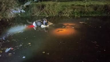 निवाड़ी: ओरछा में शतान नदी में अनियंत्रित होकर गिरी शिफ्ट कार