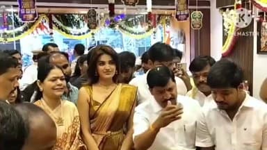 జనగాం: జనగామలో ప్రముఖ హీరోయిన్ నిధి అగర్వాల్ సందడి,ఓ షాపింగ్ మాల్ ప్రారంభోత్సవానికి హాజరైన నటి