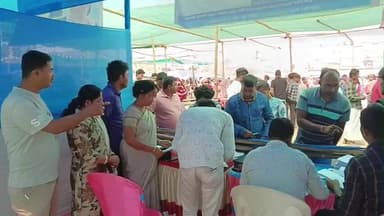 গাজোল: মুখ্যমন্ত্রীর নতুন উদ্যোগ ‘স্বনির্ভর বাংলা’ যুব সাথী প্রকল্পের ৬ দিনেও উপভোক্তাদের উপচে পড়া ভিড় হাই স্কুল ময়দানে দেখা