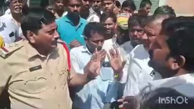 పెద్దకొత్తపల్లి: పెద్ద కొత్తపల్లి మండలంలో యూరియా పంపిణీ కేంద్రం వద్ద రైతుల ధర్నా