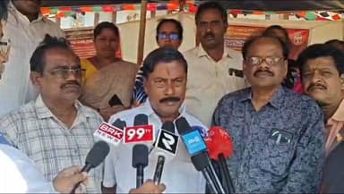 తమ న్యాయపరమైన డిమాండ్లను పరిష్కరించాలని కోరుతూ ముమ్మిడివరంలో కొనసాగుతున్న సహకార సంఘాల ఉద్యోగుల నిరసన