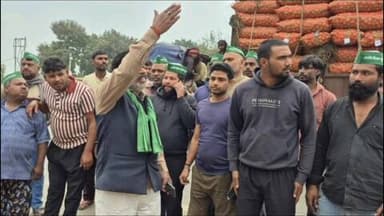 खुर्जा: मुनी में किसानों ने अपनी मांगों को लेकर हल्ला बोला, हाईवे पर अंडरपास, फुट ओवर ब्रिज और सर्विस रोड निर्माण की मांग की