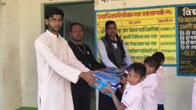 रंका: रंका प्रखंड के चुतरु पंचायत स्थित नव प्राथमिक व बांदू बाजार विद्यालय में बच्चों के बीच मुफ्त पोशाक वितरण