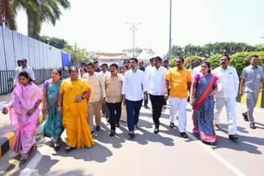 శాసనమండలిలో వైకాపా సభ్యుల తీరును ఖండిస్తూ తోటి సభ్యులతో కలిసి ఖండించిన మంత్రి సవిత