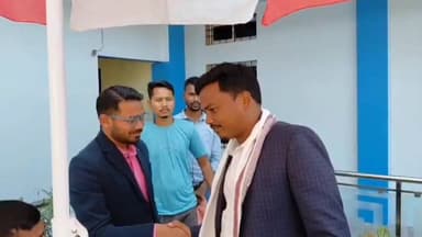 মাৰ্ঘেৰিটা: মাৰ্ঘেৰিটাত আটছাৰ সাধাৰণ সম্পাদক সুনিল তিৰ্কী উপস্থিত হৈ চৰকাৰৰ 'এটি কলি দুটি পাত' আঁচনিক ক্ষুৰধাৰ সমালোচনা