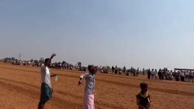 ಚಳ್ಳಕೆರೆ: ಹಿರೇಹಳ್ಳಿ ಬಳಿ ಎತ್ತಿನ ಬಂಡಿ ಓಟ: 30 ಕ್ಕೂ ಹೆಚ್ಚು ಜೋಡೆತ್ತು ಭಾಗಿ