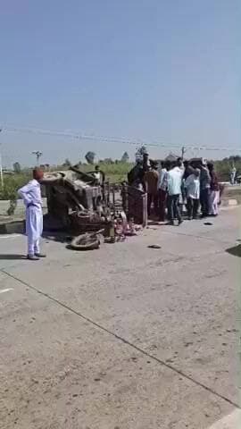 ખંભાળિયા: ખંભાળિયા દ્વારકા હાઇવે પર ખોડીયાર માતાજી મંદિર પાસે રીક્ષા ડ્રાઇવરને ચક્કર આવી જતા રીક્ષા પલટી મારી જાનહાની ટળી....