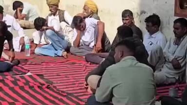 बाड़मेर: बाड़मेर के गिराब थाने इलाके में 20 फीट जमीन विवाद को लेकर एक युवक की हत्या के मामले में परिजन बैठे धरने पर