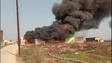 अमरोहा: अमरोहा में आग का तांडव: वेल्डिंग की चिंगारी से फलों के गोदाम में लगी भीषण आग, लाखों का नुकसान, मची भगदड़