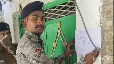 मदनपुर: भुइयां बीघा गांव में फरार चल रहे प्राथमिकी अभियुक्त के घर पर पुलिस ने चिपकाया इश्तेहार