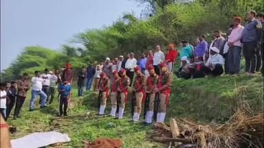 चकरनगर: मिटाहठी गाँव निवासी यूपी पुलिस के जवान की मौत, यमुना घाट पर अंतिम सलामी के साथ किया गया अंतिम संस्कार