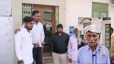 ખંભાળિયા: ટેક્નિકલ ખામીથી કોકના 1.80 લાખ રૂપિયા ખાતામાં આવી જતા બેંકે જઈ પરત કરતા મોવાણ ગામના ભાયાભાઇ ગોજીયા.