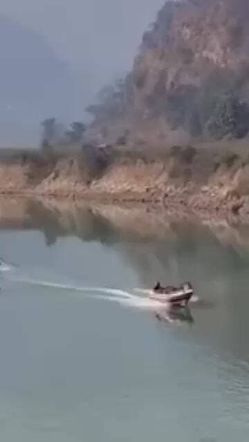 अलकनंदा नदी में दो बोटों की आमने-सामने की भिड़ंत।
टक्कर के बाद अनियंत्रित हुई बोट, चालक ने नदी में कूदकर बचाई जान। कोई ...