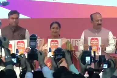 सिविल लाइन्स: रेखा गुप्ता ने कैबिनेट मंत्रियों के साथ दिल्ली में भाजपा के एक साल पूरे होने पर रिपोर्ट कार्ड जारी किया