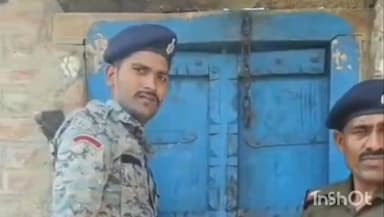 मदनपुर: पीर बीघा गांव में पुलिस ने फरार प्राथमिकी अभियुक्त के घर पर चिपकाया इश्तेहार