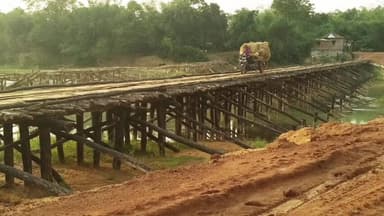 গড়বেতা ১: দীর্ঘতীনের দাবি পূরণ,নির্মাণ হতে চলেছে কংক্রিটের গড়বেতার লোখাটাপোল,খুশির পরিবেশ