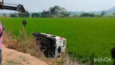 హుజూరాబాద్: శంకరపట్నం మక్త గుట్టల వద్ద అదుపు తప్పి పొలాల్లో దూసుకెళ్ళిన బొలెరో వాహనం