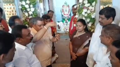 ತುಮಕೂರು: ಹೆತ್ತೇನಹಳ್ಳಿಯಲ್ಲಿ ಮಾರಮ್ಮ ದೇವಿಗೆ ಚಿನ್ನದ ತಾಳಿ: ಮಾಜಿ ಶಾಸಕ ಡಿ.ಸಿ. ಗೌರಿಶಂಕರ್ ಮೂಲಕ ತಹಶೀಲ್ದಾರ್ ಅವರಿಗೆ ಹಸ್ತಾಂತರ