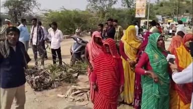 दतिया नगर: सेवड़ा चुंगी पर राधा सागर तालाब से पानी निकासी न होने पर चक्का जाम, सड़क पर उतरे लोग