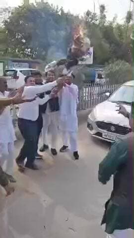 दतिया नगर: ट्रेड डील में किसानों की अनदेखी के विरोध में सेवादल ने बम बम महादेव चौराहा पर फूंका पुतला